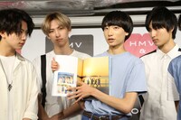 サンダードラゴンのお気に入りカットについて説明する柴崎楽（右から2番目）。