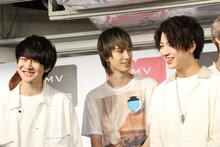 「メンバーの髪色が変わった」と発言するジャン海渡（中央）。