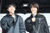 左から佐藤勝利（Sexy Zone）、高橋海人（King & Prince）。