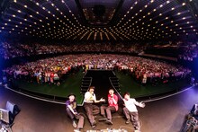 アンコール後にファンと記念撮影するフジファブリックと玉田豊夢。