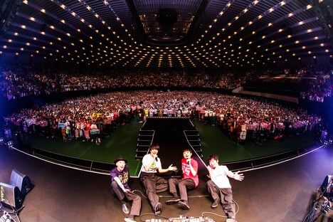 アンコール後にファンと記念撮影するフジファブリックと玉田豊夢。