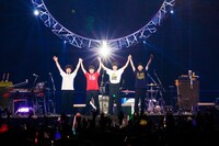 アンコールでファンの声援に答えるフジファブリックと玉田豊夢。