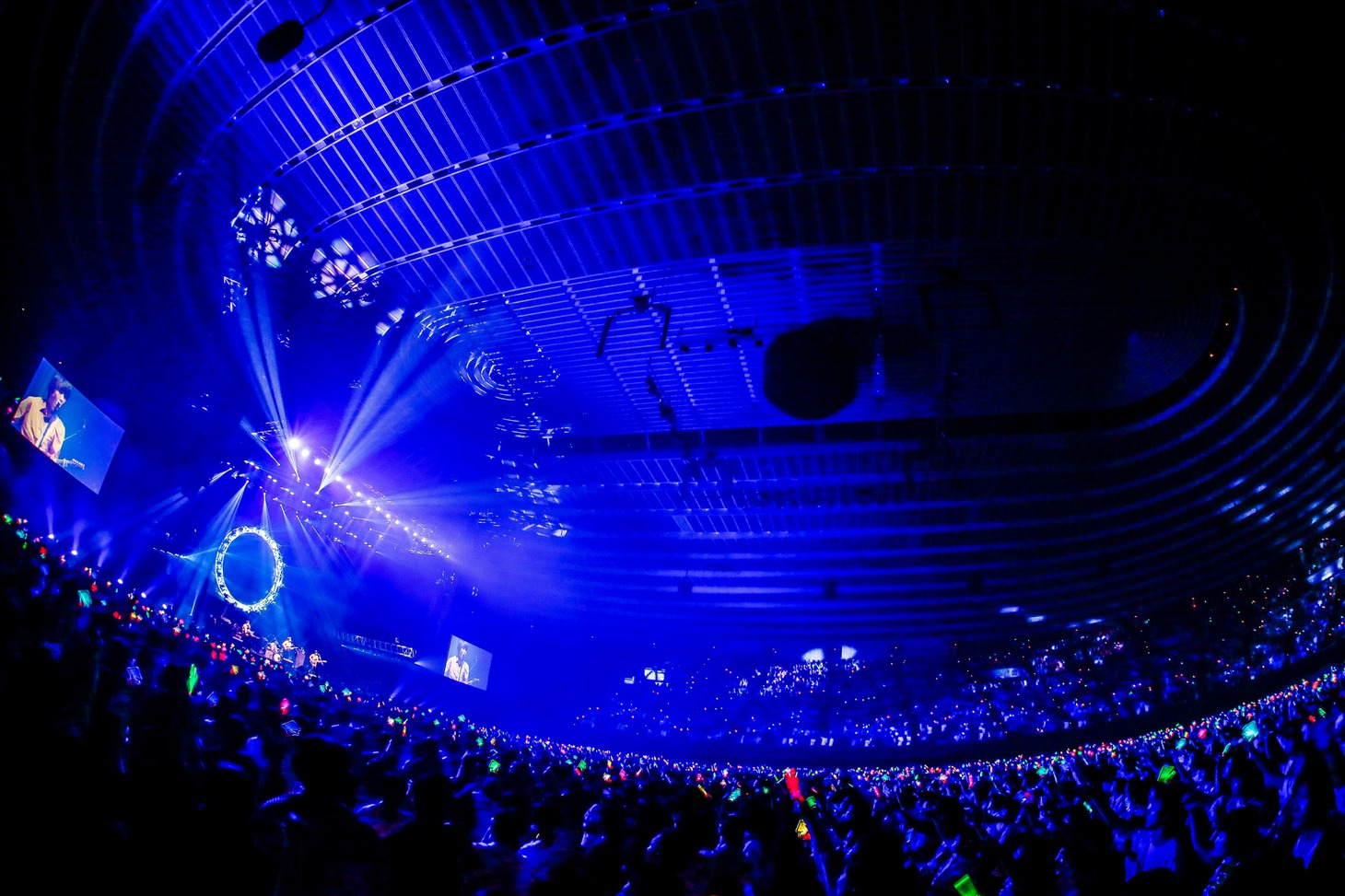 「フジファブリック 15th anniversary SPECIAL LIVE at 大阪城ホール 2019『IN MY TOWN』」の様子。