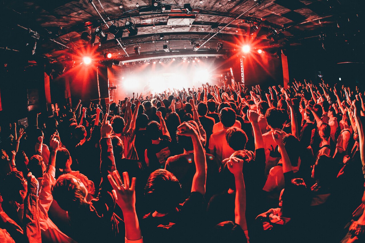 Age Factory満員のリキッドで迎えたツアーファイナル、佐藤千亜