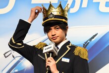 王冠型の制帽を気にする中島健人。