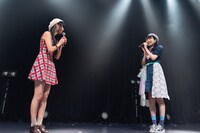 高井つき奈と寺嶋由芙のトークコーナーの様子。