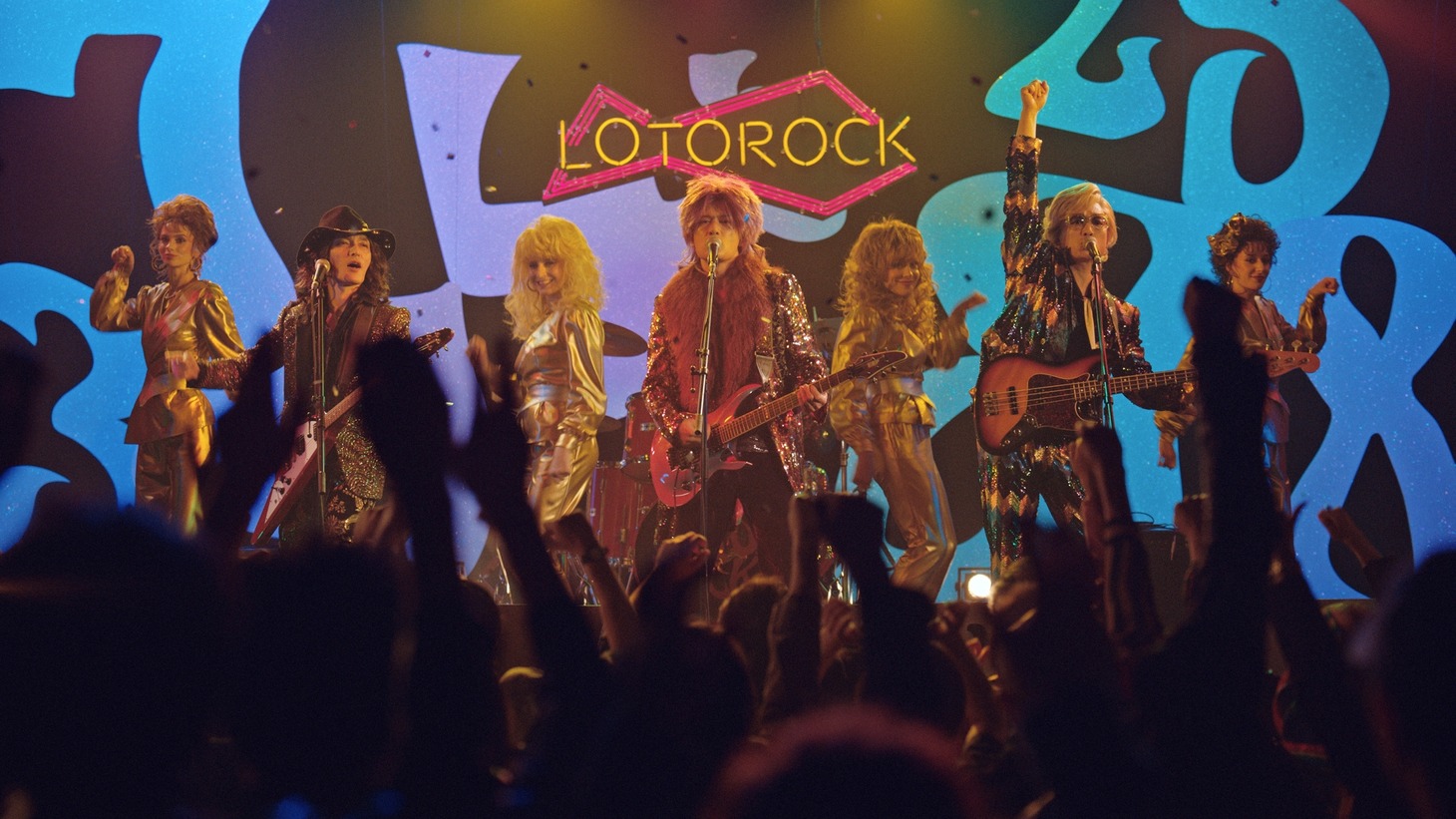 人気画像10位は「稲垣吾郎、草なぎ剛、香取慎吾がグラムロックバンド結成『ロト6』新CM」より、「ロト6」CM「ロトロック」編のワンシーン。