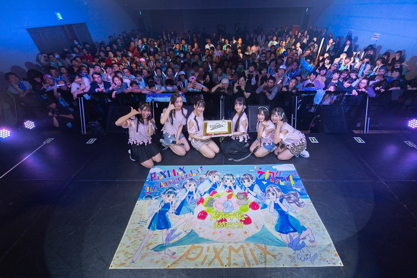 PiXMiXとファンの記念写真。
