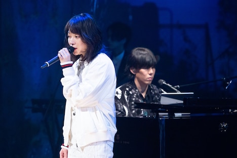 NHK総合「『天気の子』と僕ら～RADWIMPS×新海誠～」スタジオパフォーマンスの様子。(c)NHK