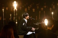 NHK総合「『天気の子』と僕ら～RADWIMPS×新海誠～」スタジオパフォーマンスの様子。(c)NHK