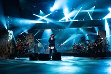 NHK総合「『天気の子』と僕ら～RADWIMPS×新海誠～」スタジオパフォーマンスの様子。(c)NHK