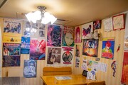 1階のカフェスペース。主に真由子さんが集めたポスターがずらりと並ぶ。