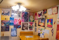 1階のカフェスペース。主に真由子さんが集めたポスターがずらりと並ぶ。