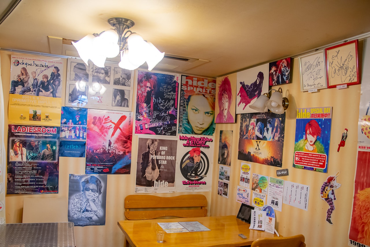 1階のカフェスペース。主に真由子さんが集めたポスターがずらりと並ぶ。