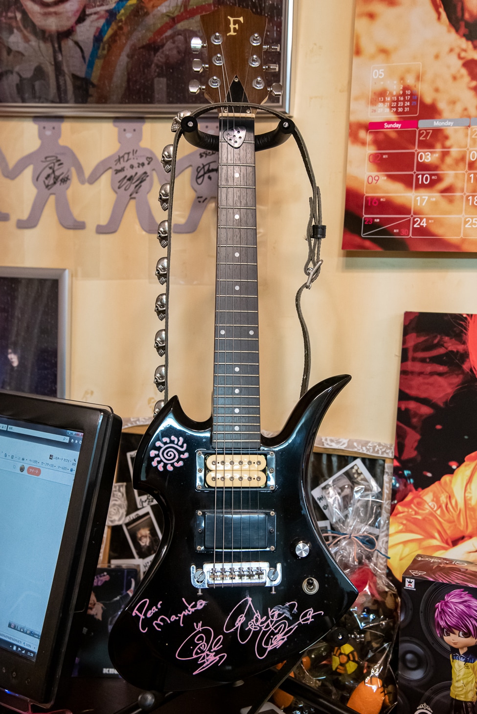 hideが真由子さんと初めて対面した際にプレゼントしたギター。