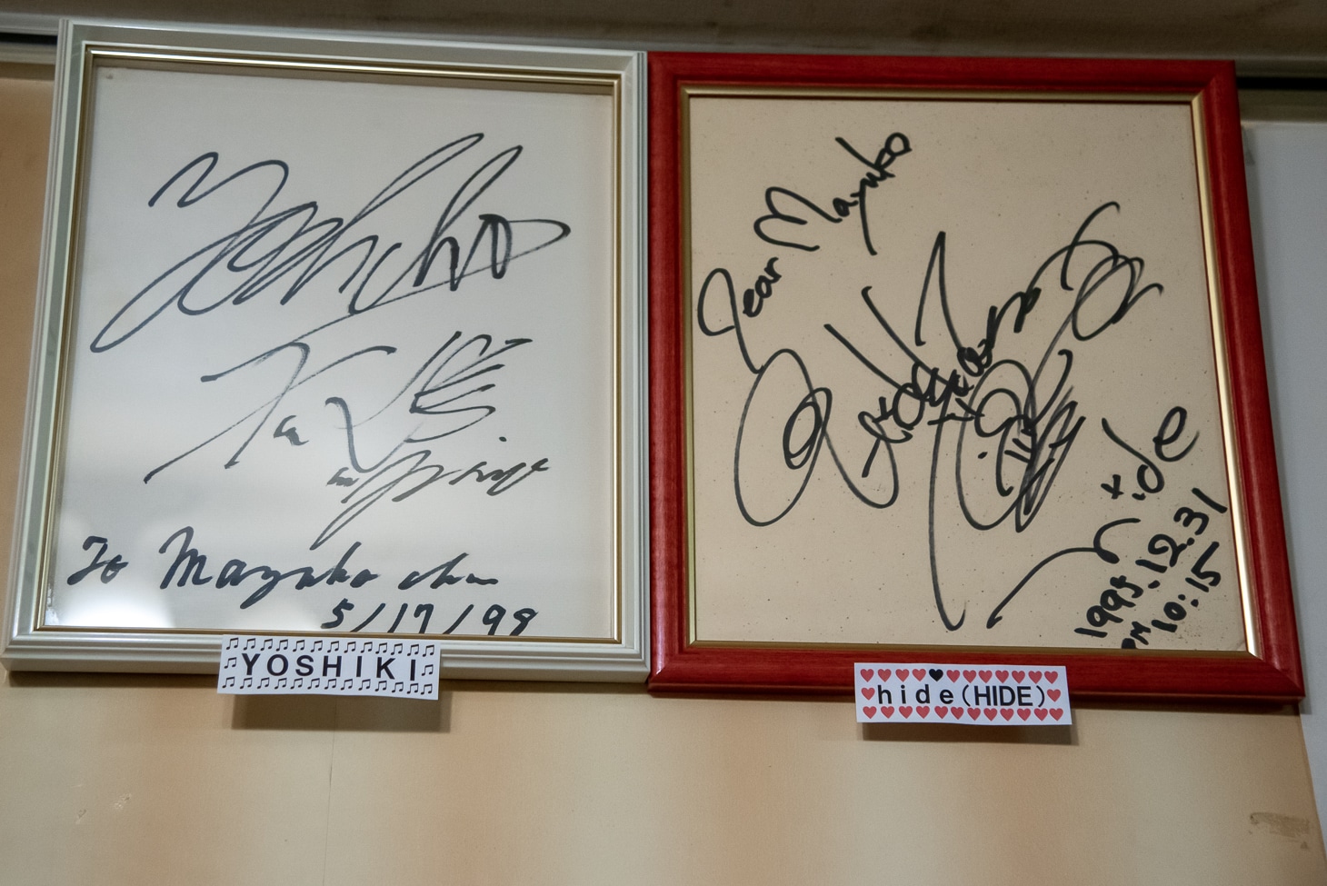 YOSHIKIとhideのサインは並べて飾られている。