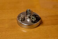 思い出の指輪。義眼リング（右）は危篤状態の真由子さんを励ますためにhideがプレゼントしたもの。