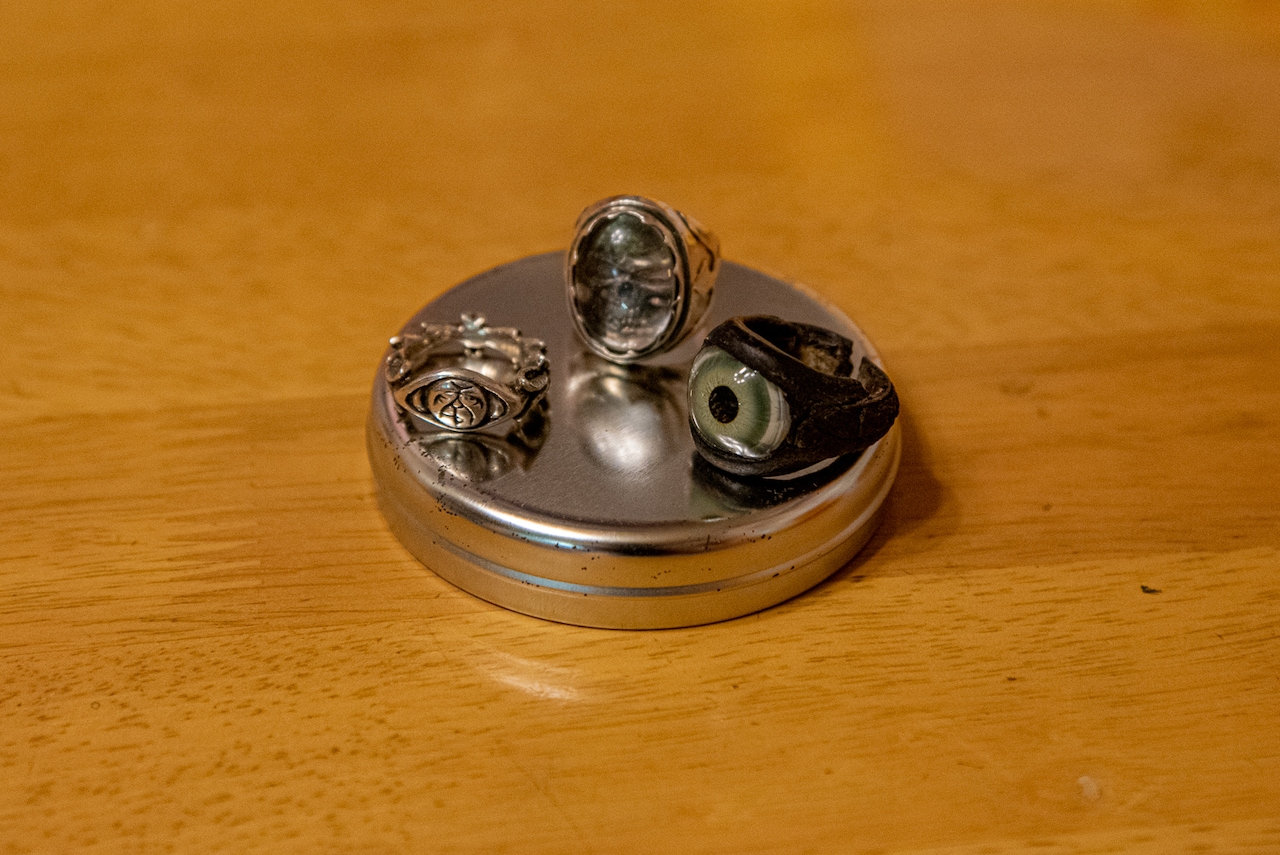 思い出の指輪。義眼リング（右）は危篤状態の真由子さんを励ますためにhideがプレゼントしたもの。