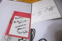 hideから真由子さんへのメッセージが書かれたゲストパスとバースデーカード。