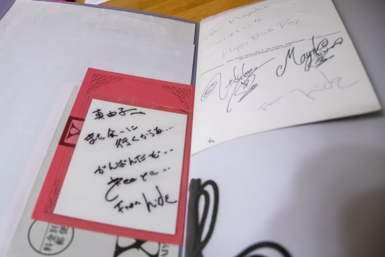 hideから真由子さんへのメッセージが書かれたゲストパスとバースデーカード。