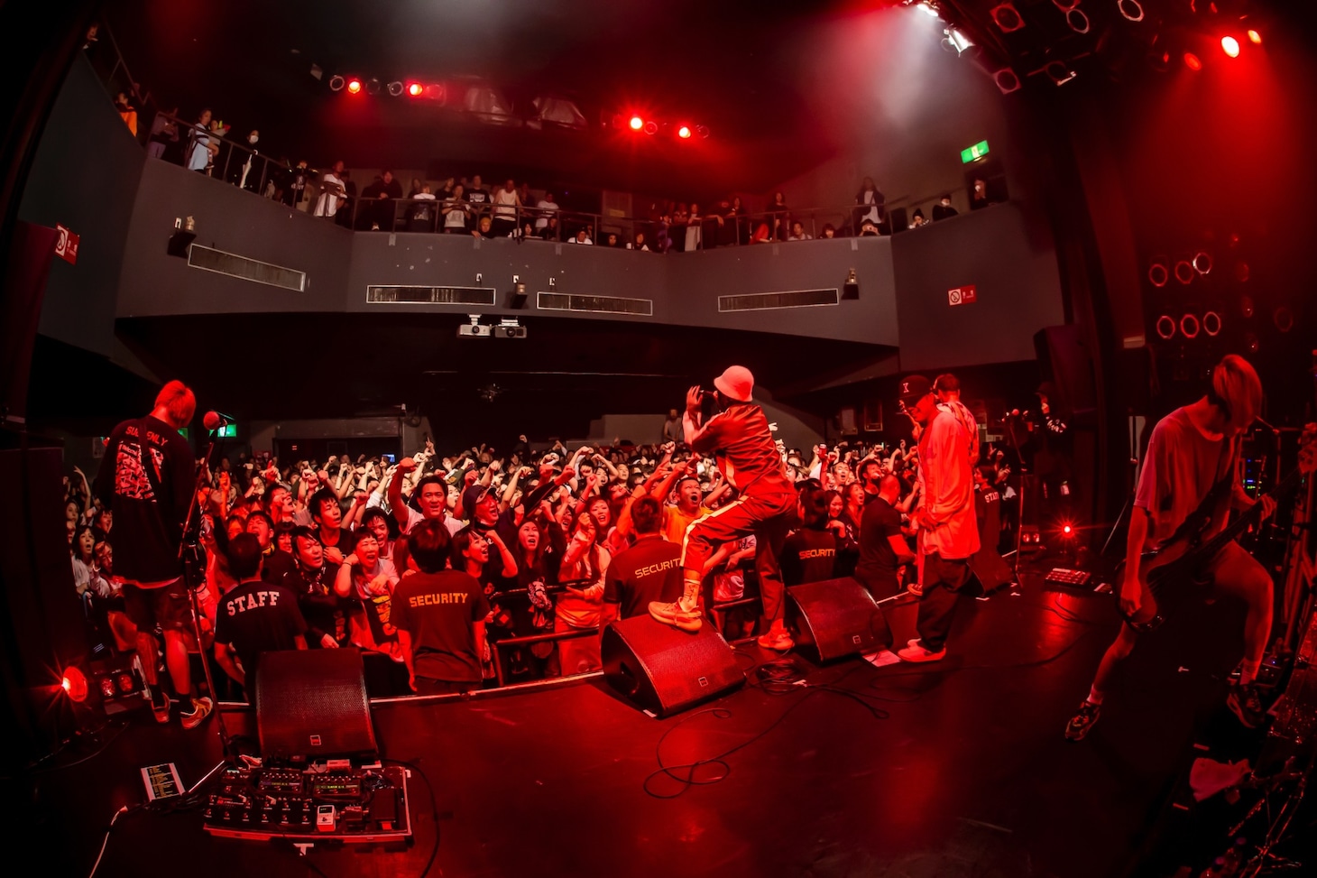 SHADOWSと三浦詩音（Azami）。（Photo by TAKASHI KONUMA）
