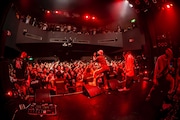 SHADOWSと三浦詩音(Azami)。(Photo by TAKASHI KONUMA)