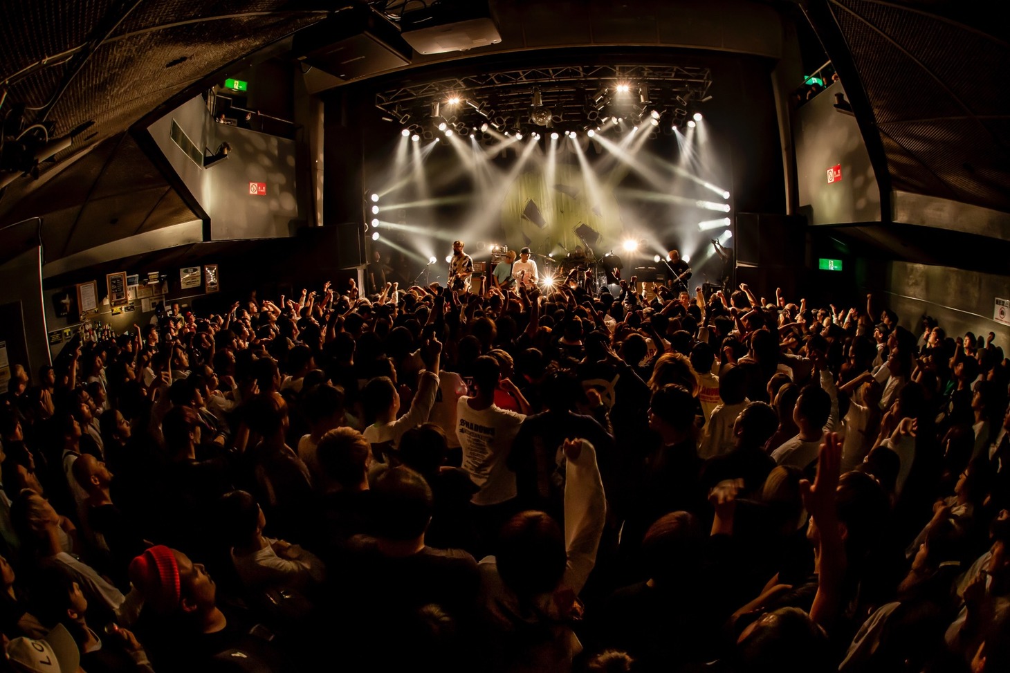 SHADOWS「SELL'EM ALL TOUR II」東京・TSUTAYA O-WEST公演の様子。（Photo by TAKASHI KONUMA）