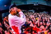 Hiro(Vo)(Photo by TAKASHI KONUMA)