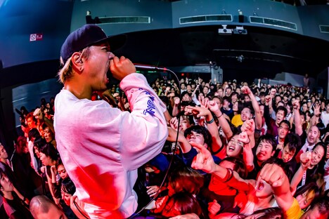 Hiro(Vo)(Photo by TAKASHI KONUMA)