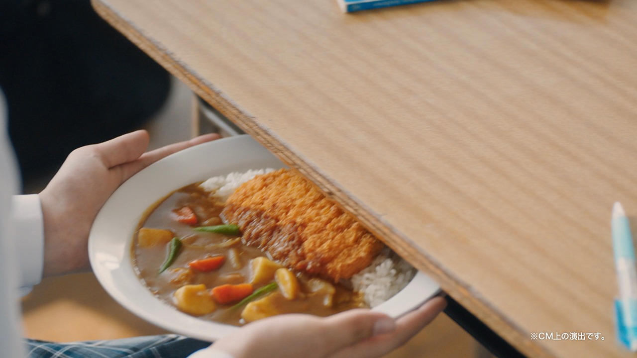 「ココイチ de もっと HAPPY!キャンペーン」テレビCMのワンシーン。(c)Seed&Flower LLC