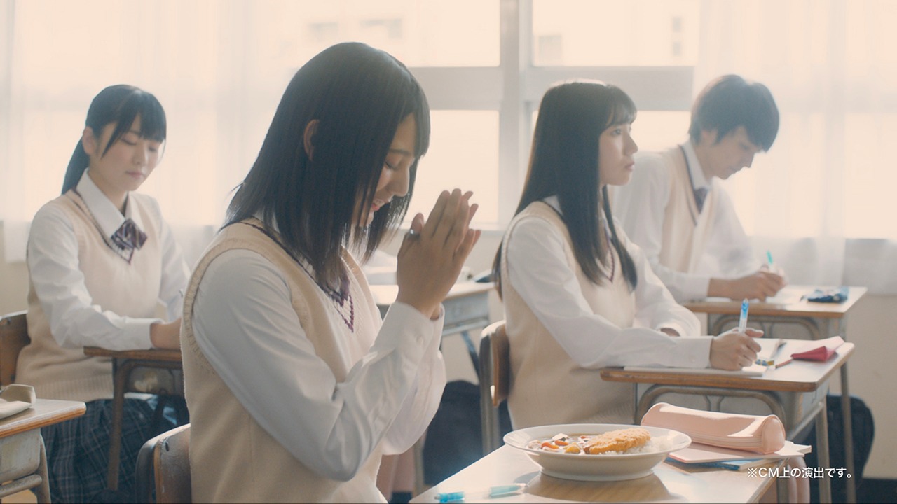 「ココイチ de もっと HAPPY!キャンペーン」テレビCMのワンシーン。(c)Seed&Flower LLC