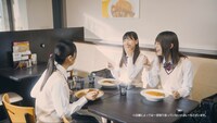 「ココイチ de もっと HAPPY!キャンペーン」テレビCMのワンシーン。(c)Seed&Flower LLC