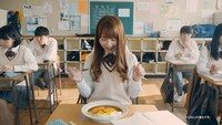 「ココイチ de もっと HAPPY!キャンペーン」テレビCMのワンシーン。(c)Seed&Flower LLC