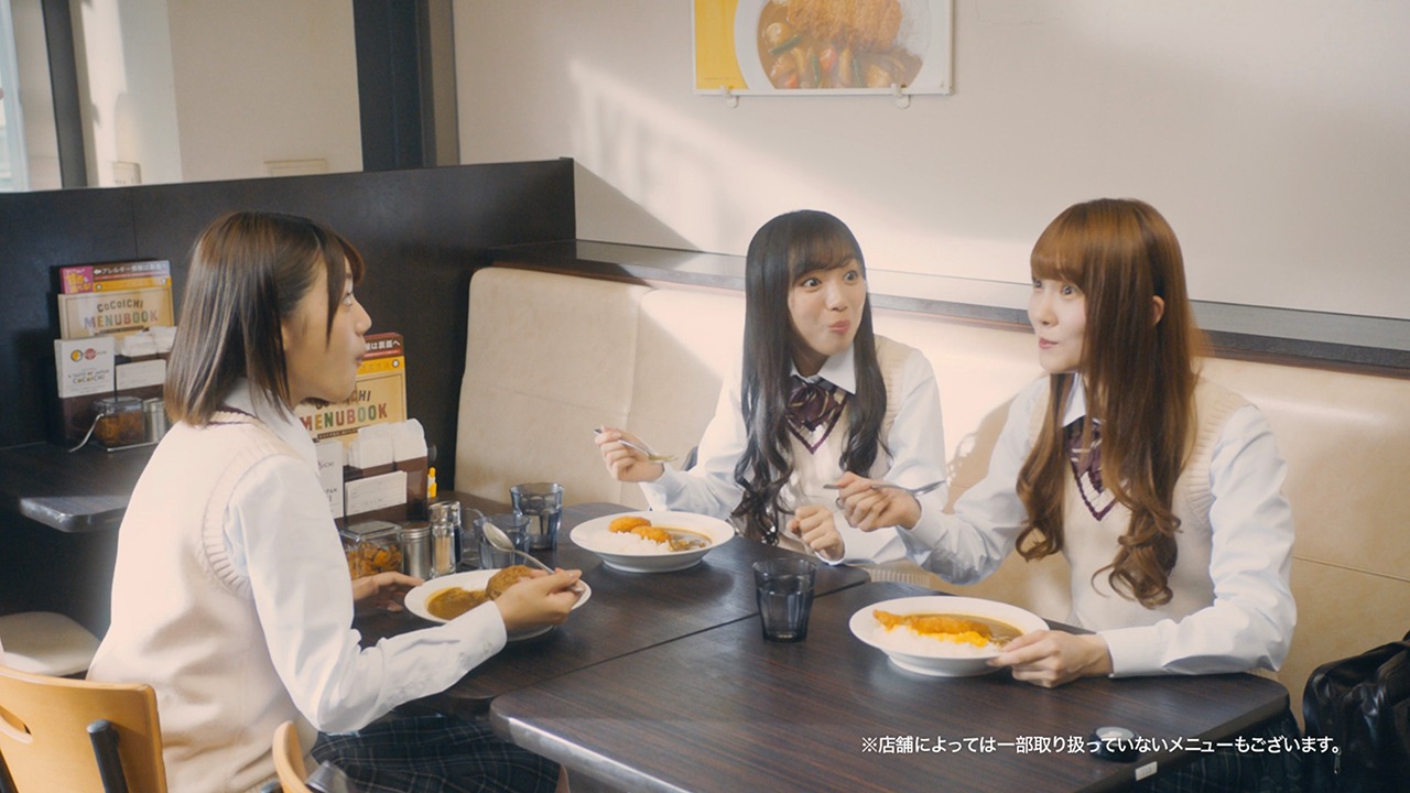 「ココイチ de もっと HAPPY!キャンペーン」テレビCMのワンシーン。(c)Seed&Flower LLC
