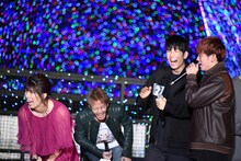 長谷川慎（右から2番目）に促され、吉田沙保里（左）に「沙保里……」と声をかける浦川翔平（右）。