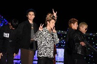 ピースをしながら去っていくRIKU。