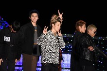 ピースをしながら去っていくRIKU。