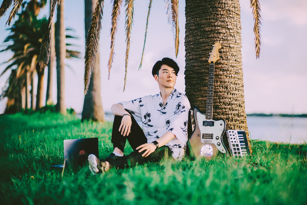 Tsudio Studioが初の全国流通盤をリリース、架空の航空会社で行く逃避行の旅