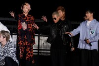 点灯ボタンにパワーを送る鈴木昂秀、LIKIYA、後藤拓磨、陣、山本彰吾。