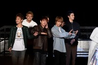 点灯ボタンにパワーを送る岩谷翔吾、武知海青、浦川翔平、長谷川慎、藤原樹、龍。