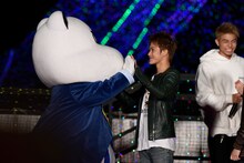 グッドと遊ぶ岩谷翔吾。