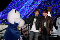 グッドと遊ぶ岩谷翔吾、浦川翔平。