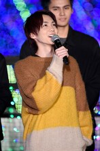 ジェットコースターの音に驚く吉野北人。