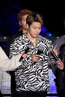 マイクの音が入らず川村壱馬（左）とLIKIYA（右）からマイクを差し出されるRIKU（中央）。