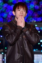 口元に手を置く浦川翔平。