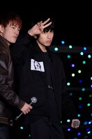 ピースしながら登場する長谷川慎（右）。