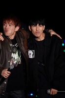 肩を組む浦川翔平（左）と長谷川慎（右）。