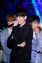 照れる長谷川慎。