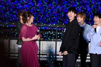 黄色い歓声に喜ぶ長谷川慎（右）。