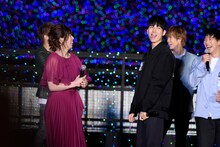 黄色い歓声に喜ぶ長谷川慎（右）。